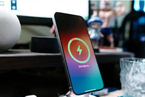 马山苹果15换屏服务分享用什么充电器给iPhone15充电更好 